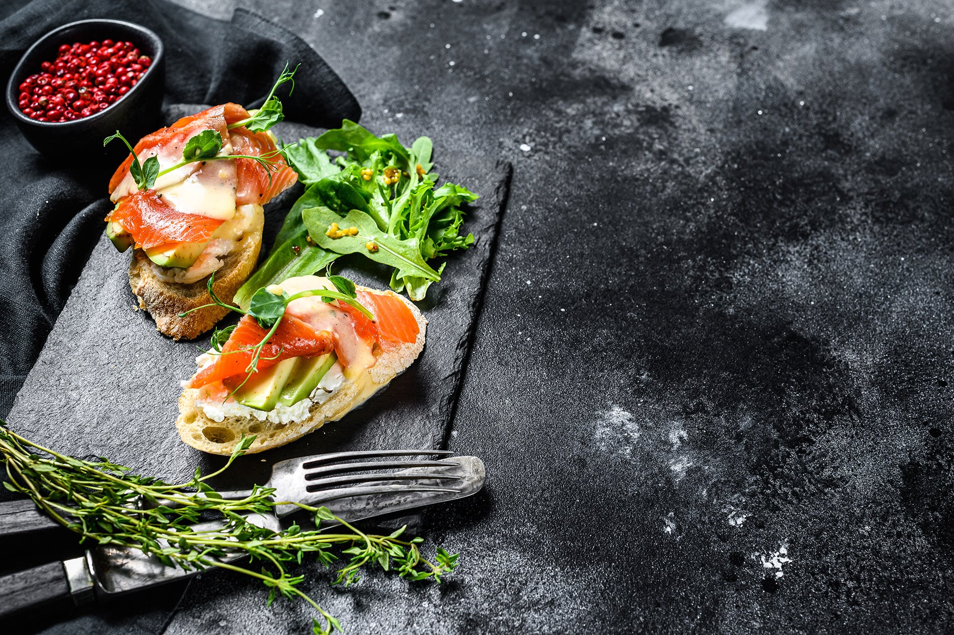 toasts-with-avocado-and-smoked-salmon-black-back-2021-10-21-02-53-39-utc (1)-min